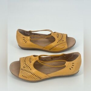 Earth Sandals Yellow Perforated Leather 7W Camelia Nauset Comfort Shoes